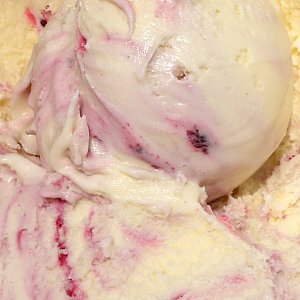 Details: PANNACOTTA-WALDBEER-GLACE